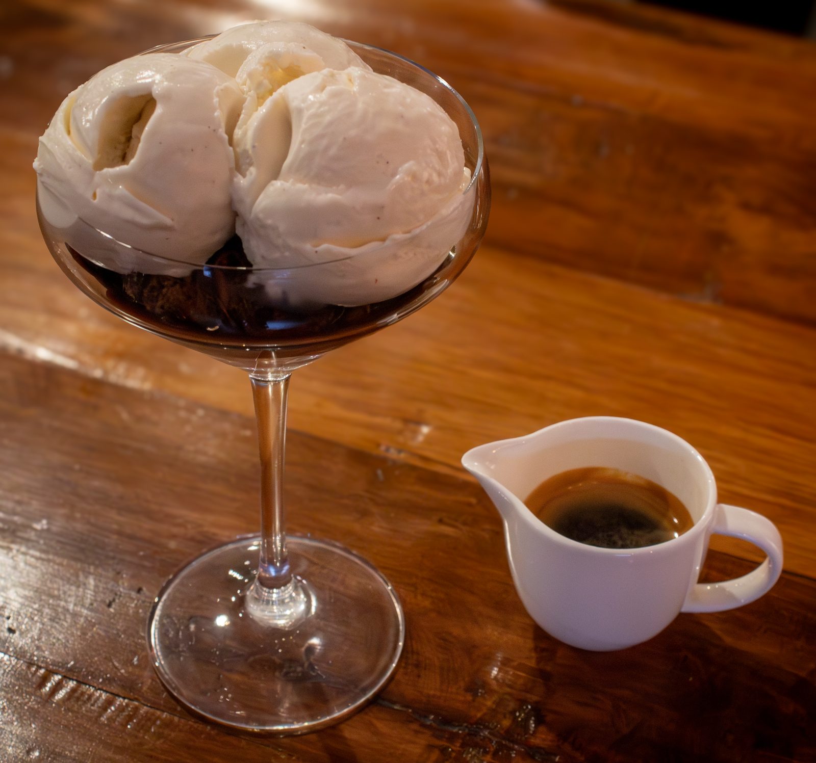 Afogato Nicolassa real — copa con gelato y jarra de espresso