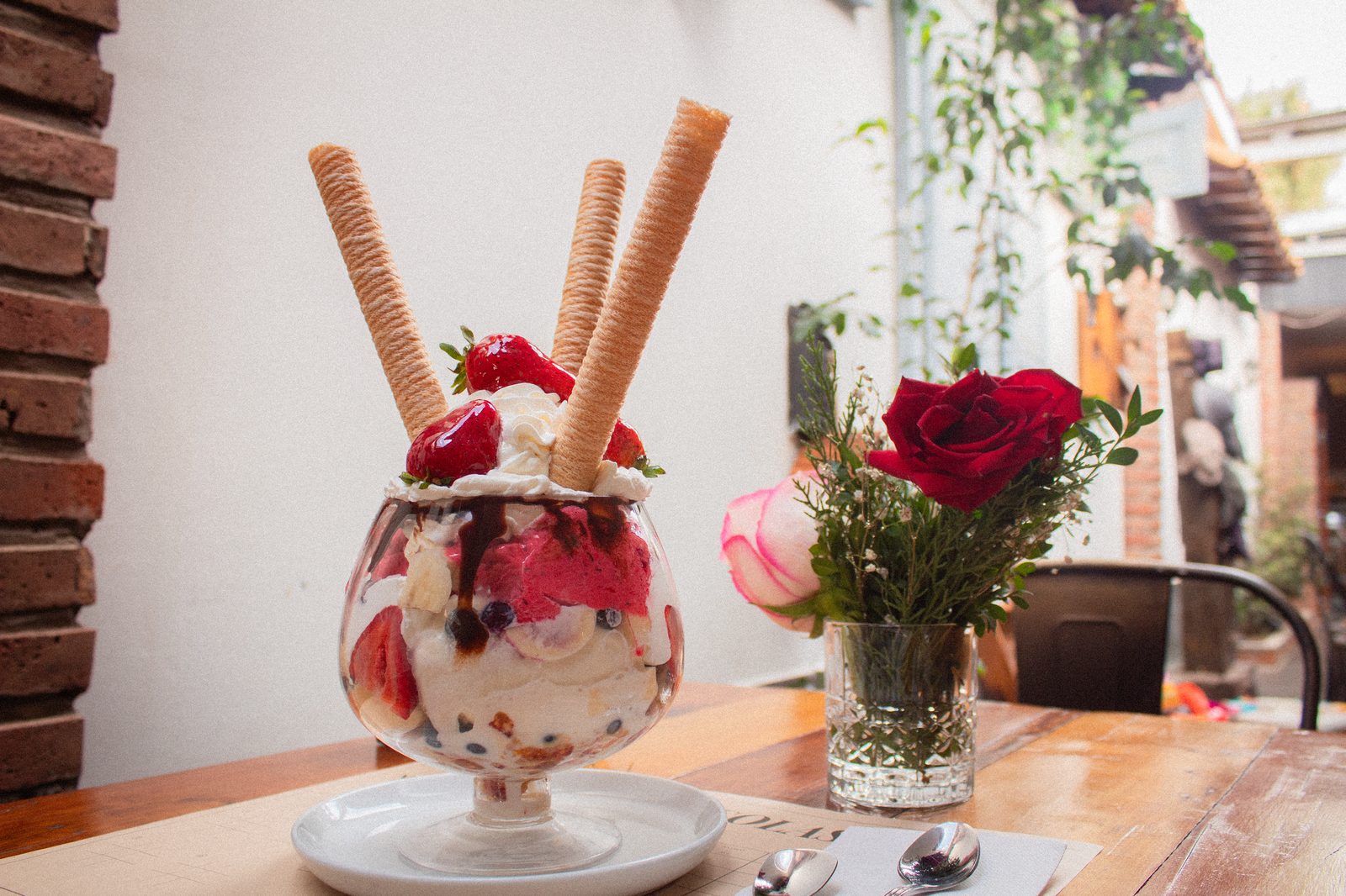 Copa Nicolassa real — copa balón con gelato, frutilla, galletas tubo y salsa de chocolate