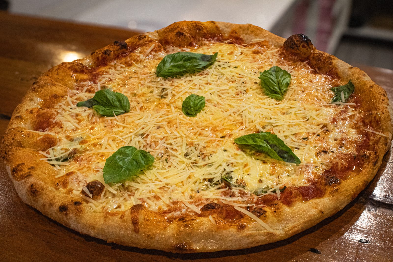 Pizza Margherita real Nicolassa — albahaca fresca y queso